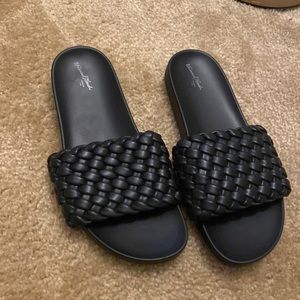 Universal Thread Sandals